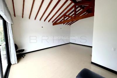 Casa de 4 alcobas en venta en Sector Charco Azul, Envigado, 400 m² · foto 3 de 11