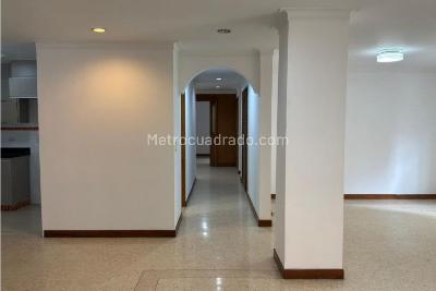 Apartamento de 3 alcobas en venta en Laureles, Medellín, 205 m² · foto 2 de 16