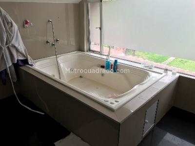 Casa de 4 alcobas en venta en San Jose De Bavaria, Bogotá, 360 m² · foto 18 de 20