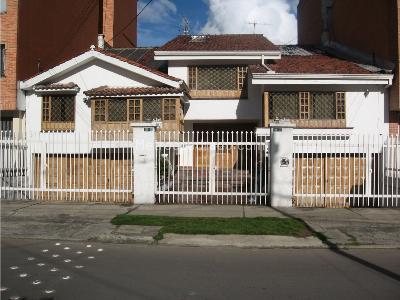 Casa de 5 alcobas en venta en Nueva Autopista, Bogotá, 480 m² · foto 2 de 8