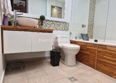 Apartamento de 3 alcobas en venta en Santa Barbara Central, Bogotá, 129 m² · foto 10 de 20