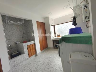 Apartamento de 3 alcobas en venta en Los Rosales, Bogotá, 270 m² · foto 19 de 20