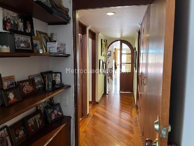 Apartamento de 3 alcobas en venta en Colina Campestre, Bogotá, 130 m² · foto 2 de 18