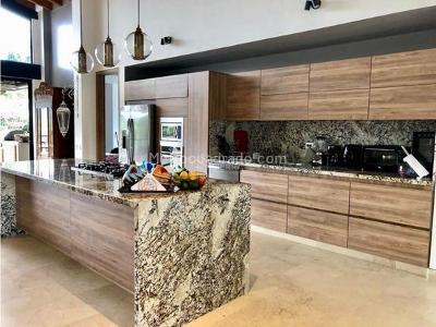 Casa de 4 alcobas en venta en Variante Aeropuerto, Envigado, 460 m² · foto 17 de 20