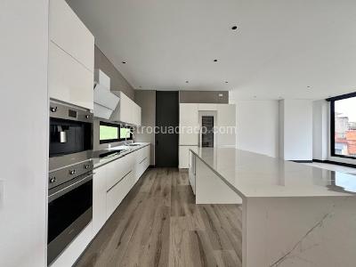 Apartamento de 3 alcobas en venta en Country Virrey, Bogotá, 237 m² · foto 3 de 18
