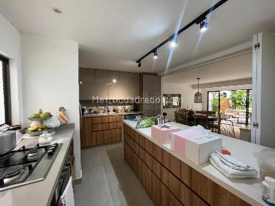 Casa de 3 alcobas en venta en Castropol, Medellín, 256 m² · foto 3 de 20