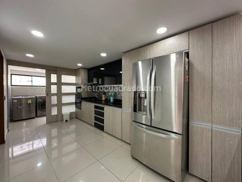 Luxury 5BR House with BBQ Area & Private Jacuzzi in El Tesoro - 2