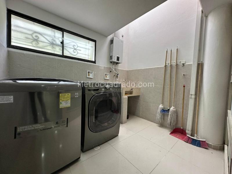 Luxury 5BR House with BBQ Area & Private Jacuzzi in El Tesoro - 3