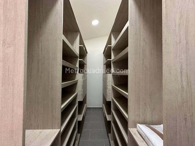 Luxury 5BR House with BBQ Area & Private Jacuzzi in El Tesoro - 4