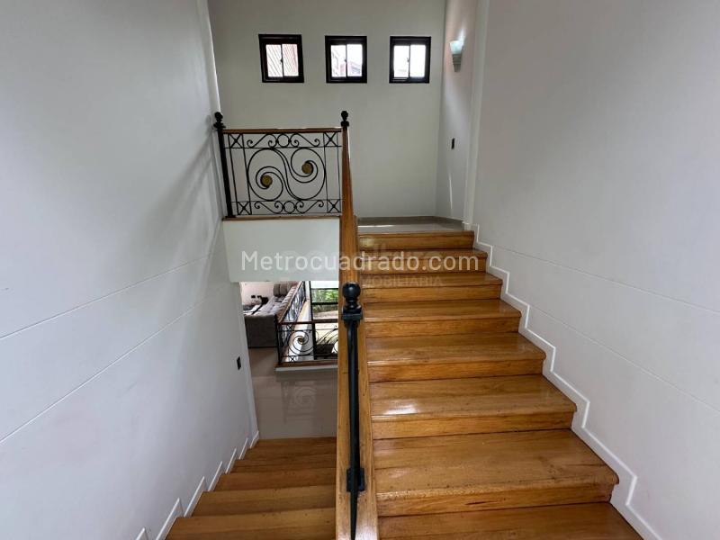 Luxury 5BR House with BBQ Area & Private Jacuzzi in El Tesoro - 5