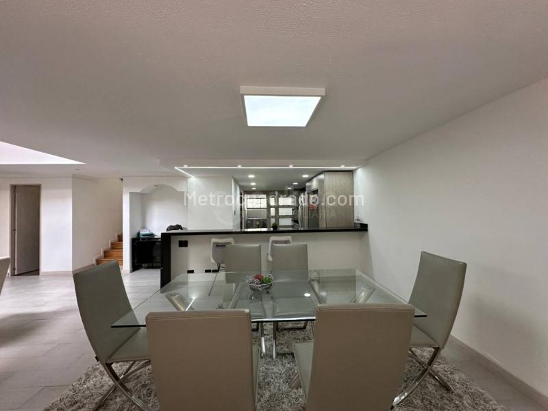 Luxury 5BR House with BBQ Area & Private Jacuzzi in El Tesoro - 6