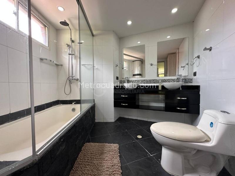 Luxury 5BR House with BBQ Area & Private Jacuzzi in El Tesoro - 7