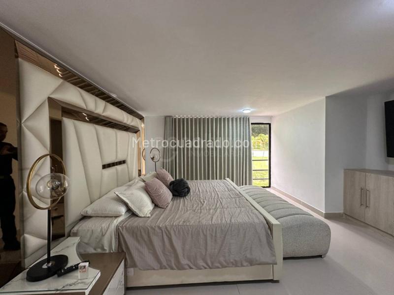 Luxury 5BR House with BBQ Area & Private Jacuzzi in El Tesoro - 8