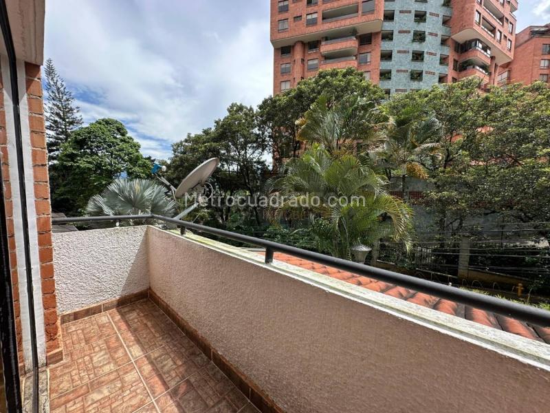 Luxury 5BR House with BBQ Area & Private Jacuzzi in El Tesoro - 9