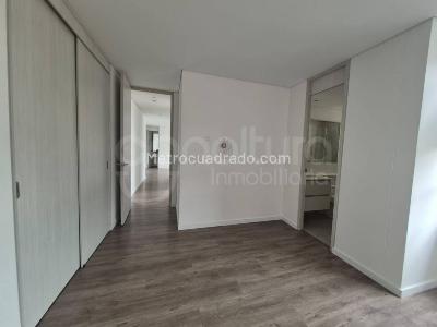 Apartamento en arriendo en Lalinde, Medellín · foto 2 de 11