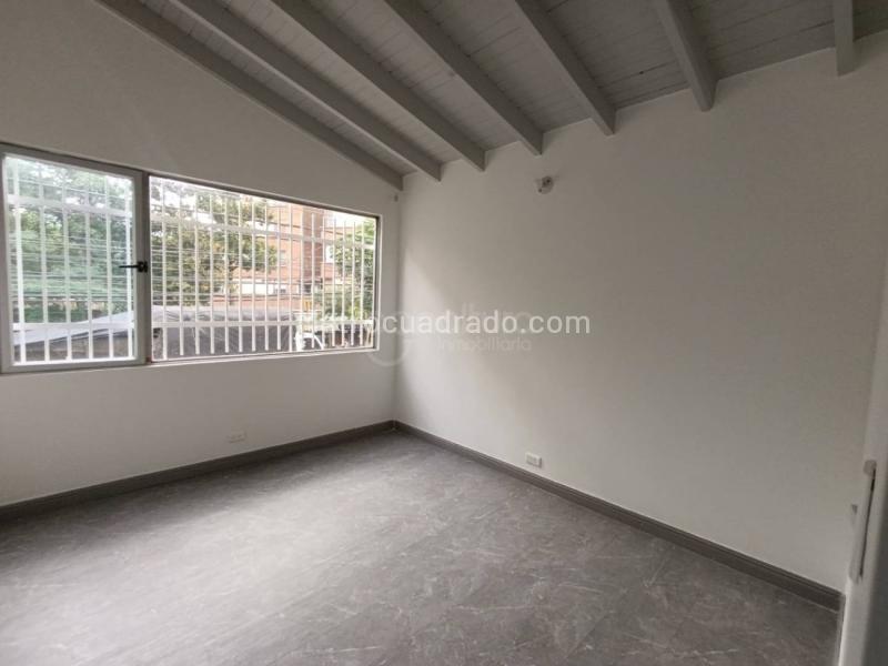 Casa Comercial Amplia de 5 Alcobas en Conquistadores - 2