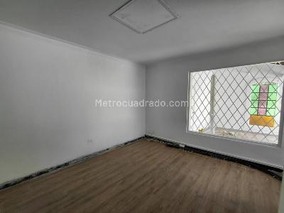 Casa de 5 alcobas en arriendo en Milla De Oro, Medellín, 400 m² · foto 2 de 20