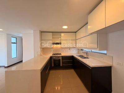 Apartamento de 2 alcobas en arriendo en Los Balsos, Medellín, 109 m² · foto 3 de 16