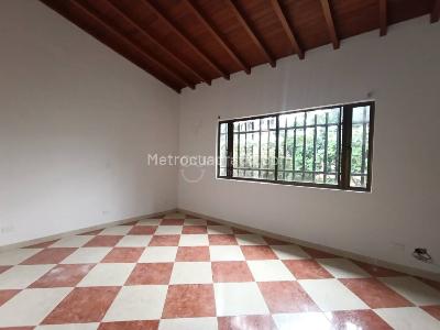 Casa de 5 alcobas en arriendo en El Velodromo, Medellín, 350 m² · foto 8 de 17