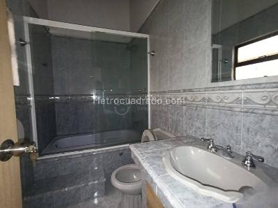 Casa de 5 alcobas en arriendo en El Velodromo, Medellín, 350 m² · foto 11 de 17