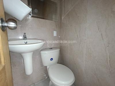 Casa de 5 alcobas en arriendo en El Velodromo, Medellín, 350 m² · foto 13 de 17