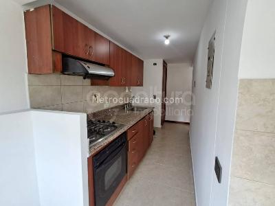 Apartamento de 3 alcobas en venta en Loma De Los Bernal, Medellín, 69 m² · foto 2 de 14