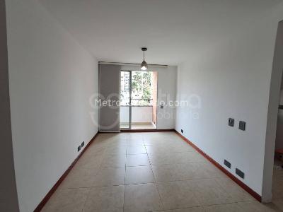 Apartamento de 3 alcobas en venta en Loma De Los Bernal, Medellín, 69 m² · foto 4 de 14