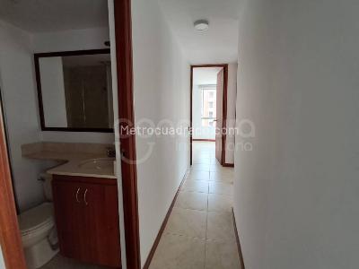 Apartamento de 3 alcobas en venta en Loma De Los Bernal, Medellín, 69 m² · foto 5 de 14