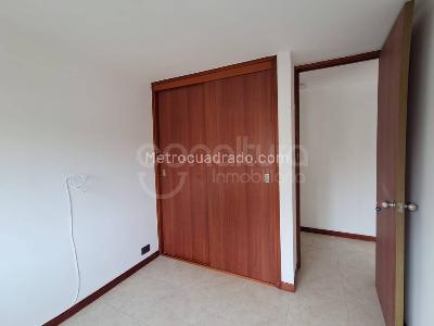 Apartamento de 3 alcobas en venta en Loma De Los Bernal, Medellín, 69 m² · foto 9 de 14