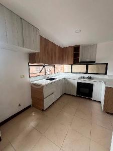 Apartamento de 3 alcobas en arriendo en Loma De Los Parra, Medellín, 153 m² · foto 2 de 19
