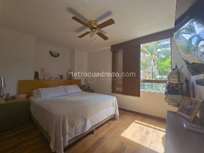 Apartamento de 3 alcobas en venta en Loma De Los Bernal, Medellín, 150 m² · foto 10 de 19