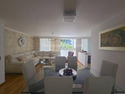 Apartamento de 3 alcobas en venta en Loma De Los Bernal, Medellín, 150 m² · foto 2 de 19