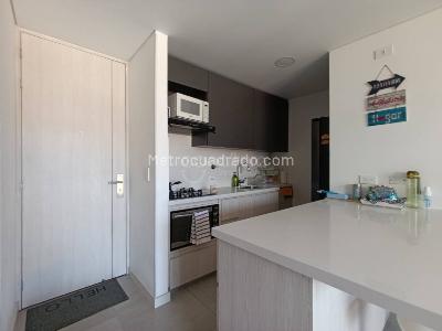 Apartamento de 3 alcobas en arriendo en Los Colores, Medellín, 85 m² · foto 2 de 12