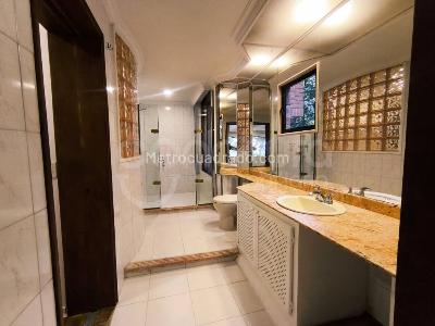 Apartamento de 3 alcobas en arriendo en Los Balsos, Medellín, 241 m² · foto 14 de 20