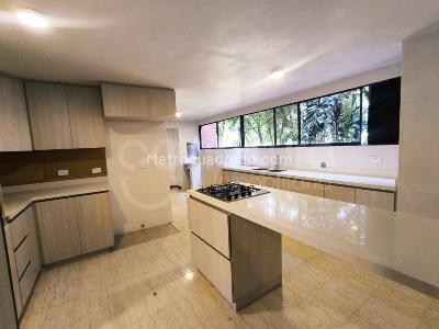 Apartamento de 3 alcobas en arriendo en Los Balsos, Medellín, 241 m² · foto 2 de 20