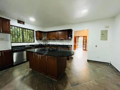 Casa de 4 alcobas en arriendo en Envigado, Envigado, 43 m² · foto 2 de 15