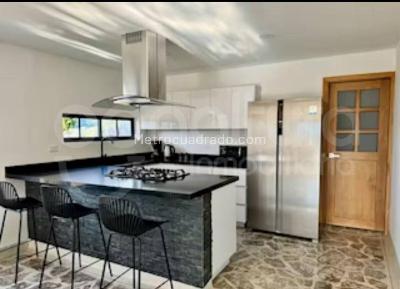 Casa de 4 alcobas en arriendo en Envigado, Envigado, 400 m² · foto 1 de 15