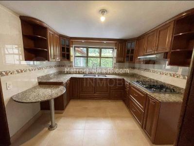 Casa de 4 alcobas en arriendo en Medellin, Medellín, 280 m² · foto 2 de 15