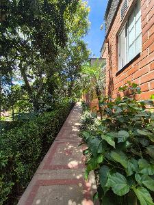 Casa de 3 alcobas en venta en El Poblado Castropol, Medellín, 178 m² · foto 2 de 10