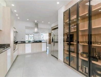 Apartamento de 3 alcobas en venta en El Poblado Los Gonzales, Medellín, 245 m² · foto 8 de 17