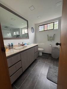 Apartamento de 3 alcobas en venta en El Poblado Castropol, Medellín, 220 m² · foto 9 de 11