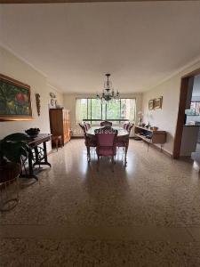 Apartamento de 3 alcobas en venta en El Poblado Castropol, Medellín, 220 m² · foto 2 de 11