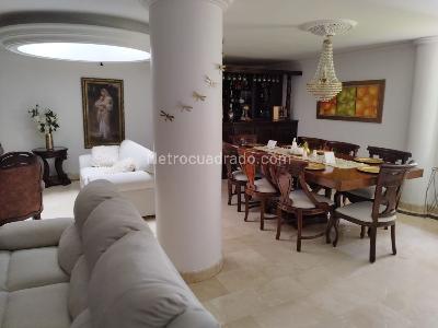 Casa de 5 alcobas en venta en Loma Del Escobero, Envigado, 240 m² · foto 2 de 19