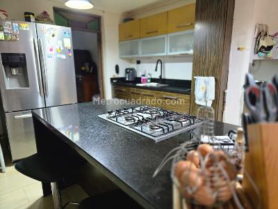Apartamento de 4 alcobas en venta en El Diamante No 2, Medellín, 226 m² · foto 3 de 13