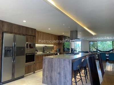 Apartamento en venta en El Poblado El Tesoro, Medellín · foto 2 de 18