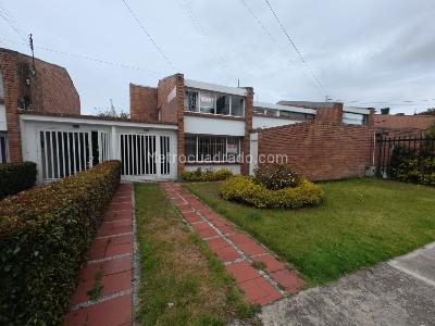 Casa en venta en Niza, Bogotá · foto 2 de 20