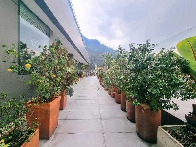 Apartamento de 3 alcobas en venta en Los Rosales, Bogotá, 200 m² · foto 2 de 20