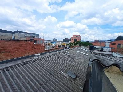 Casa de 5 alcobas en venta en Rafael Uribe, Bogotá, 335 m² · foto 9 de 10