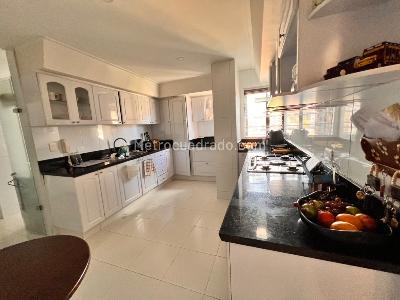 Apartamento de 3 alcobas en venta en Chico Navarra, Bogotá, 218 m² · foto 7 de 20