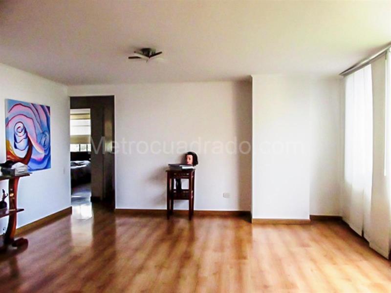 Spacious 3BR Apartment in Quiet Los Balsos Area